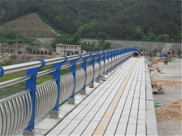 临沂不锈钢桥梁护栏的特性及其在现代建筑中的应用